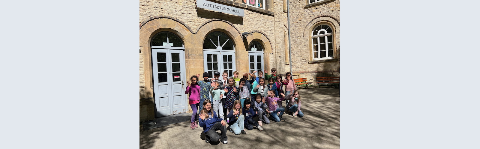 Auf dem Schulhof und vor dem Eingang.